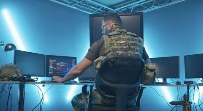 <p><em><strong>Bu sayede, savaş alanında hangi bilgiye ihtiya&ccedil; varsa, doğru zamanda doğru kişilere iletilmesi sağlanıyor. INT-CORE projesinin gelişimi, bakımı ve destek hizmeti i&ccedil;in daha &ouml;nce 5 yıl boyunca m&uuml;hendislik hizmeti sağladık. Edindiğimiz bu tecr&uuml;be ile şimdi de INT-CORE projesine hem modernizasyonu ger&ccedil;ekleştiriyor hem de yeni yetkinlikler kazandırıyoruz. Yeni &ouml;zellikler arasında, Lake diver da bulunuyor.</strong></em></p>
