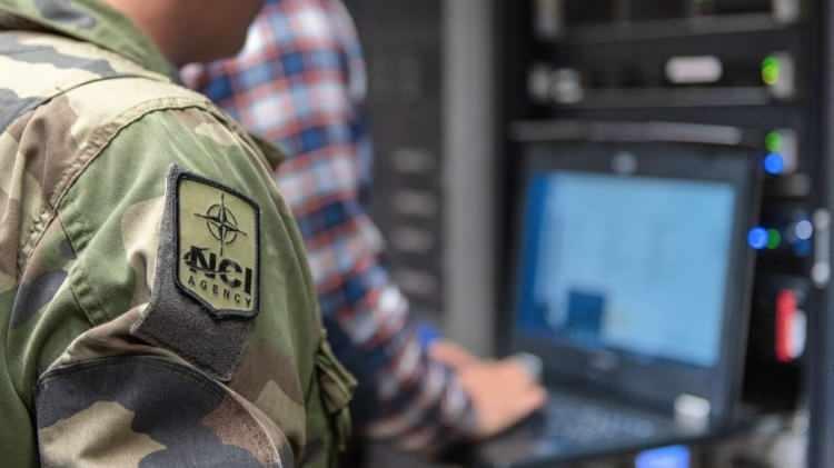 <p><em><strong>Lake diver, NATO INT-CORE'da, veri tabanındaki hacimli bilgileri, etkin bir şekilde analiz ederek, karar vericilerin, haritalar &uuml;zerinde verileri anlamlandırmasına olanak sağlayacak. Şubat ayında projenin 7. paketinin kabul&uuml;n&uuml; yapacağız. NATO'nun en b&uuml;y&uuml;k dijital tatbikatı olan CWIX'te INT-CORE'nin bu yetkinliklerini aktif olarak kullanılmasını sağlıyoruz ve bu yılki tatbikatta da yeni versiyonu kullanacağız. T&uuml;rk m&uuml;hendisliğini uluslararası arenada başarıyla temsil etmeye devam edeceğiz."</strong></em> dedi.</p>
