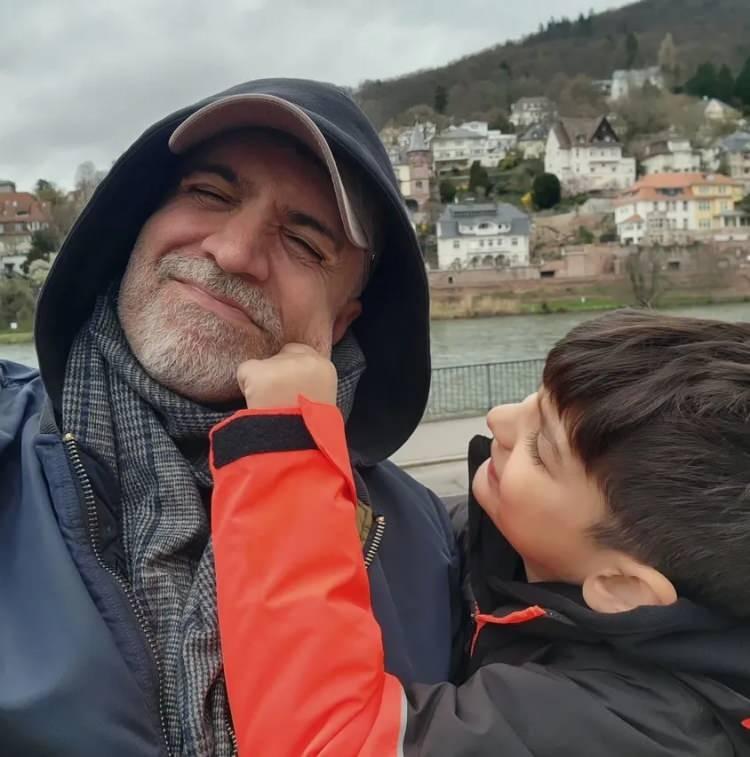 <p><span style="color:#B22222"><strong>&Ouml;ZCAN DENİZ'DEN BAYRAM PAYLAŞIMI</strong></span></p>

<p><strong>Deniz, sosyal medya hesabından yaptığı paylaşımlarda, oğluyla birlikte samimi ve neşeli hallerini paylaşmasıyla sosyal medyanın ilgi odağı haline geldi.</strong></p>
