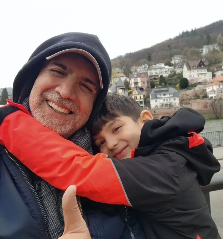 <p><strong>Baba-oğulun benzerlikleri dikkatlerden ka&ccedil;mazken, s&ouml;z konusu paylaşımlara hayranları tarafından <span style="color:#800080"><em>"Bayramın en sempatik ikilisi"</em></span> şeklinde yorumlar geldi.</strong></p>
