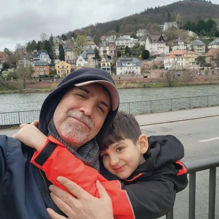 <p><strong>&Uuml;nl&uuml; isim oğluyla olan paylaşımlarını&nbsp;<span style="color:#800080"><em>"Hayırlı mutlu bayramlarınız olsun"</em> </span>notuyla yayınladı.</strong></p>
