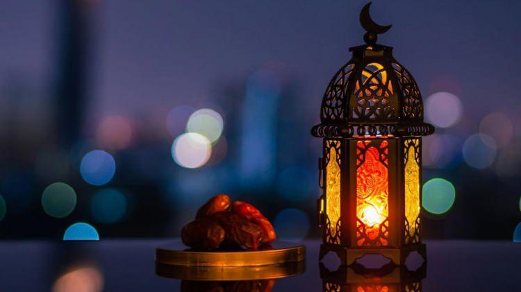 <p>Diyanet İşleri Y&uuml;ksek Kurulu&rsquo;nun a&ccedil;ıklamasına g&ouml;re bayram g&uuml;nlerinde oru&ccedil; tutulmaz, &ccedil;&uuml;nk&uuml; bu g&uuml;nler, oru&ccedil; tutmanın a&ccedil;ık&ccedil;a yasaklandığı g&uuml;nlerden bir tanesidir.</p>
