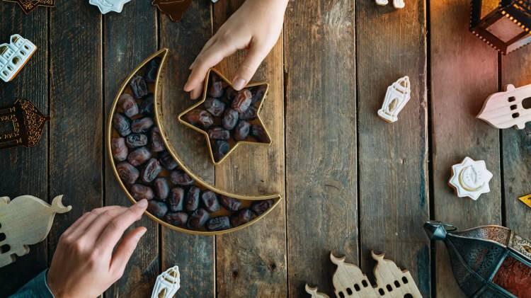 <p>Ramazan Bayramı&rsquo;nın ilk g&uuml;n&uuml; ile Kurban Bayramı&rsquo;nın d&ouml;rt g&uuml;n&uuml; oru&ccedil; tutmak tahr&icirc;men mekruh kabul edilir (Mevsıl&icirc;, el-İhtiy&acirc;r, I, 395-396).</p>
