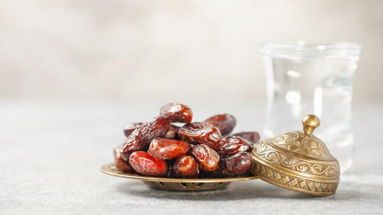 <p>Dolayısıyla Ramazan Bayramı&rsquo;nın birinci g&uuml;n&uuml; ve Kurban Bayramı&rsquo;nın d&ouml;rt g&uuml;n&uuml; oru&ccedil; tutmak tahr&icirc;men mekruh, yani harama yakın bir durum olarak değerlendirilir.</p>
