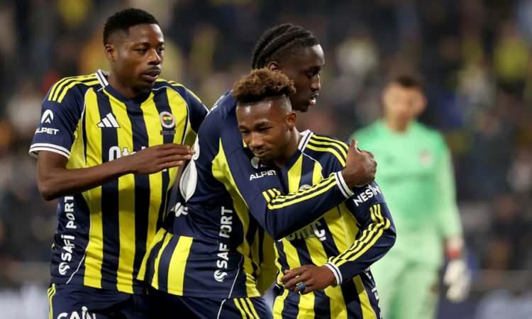 <p>Rıdvan Dilmen'in Tedesco &ouml;zelinde yaptığı Fenerbah&ccedil;e &ccedil;ıkarımı sosyal medyada da &ccedil;ok konuşuldu.</p>

