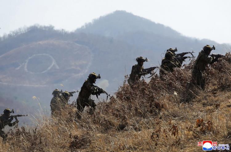 <p>Kuzey Kore&rsquo;den yeni bir askeri hamle daha geldi. Kuzey Kore y&ouml;netiminden yapılan a&ccedil;ıklamaya g&ouml;re, Kore Halk Ordusu&rsquo;na (KPA) bağlı piyade ve tank birlikleri &uuml;lke lideri Kim Jong-Un&rsquo;un denetiminde taktik saldırı tatbikatı ger&ccedil;ekleştirdi.&nbsp;</p>
