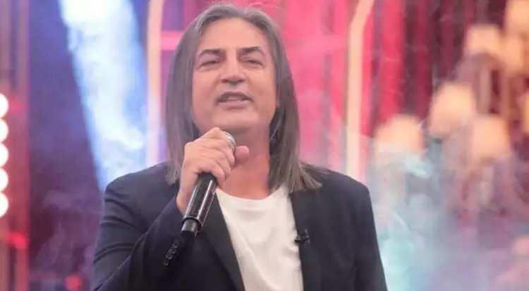 <p><span style="color:#B22222"><em><strong>Şehir şehir dolaşarak veresiye defterlerindeki bor&ccedil;ları kapatan &uuml;nl&uuml; şarkıcı &Ccedil;elik, bu kez Trabzon&rsquo;a gitti. &Ccedil;elik&rsquo;in başlattığı yardım hareketi sosyal medyada b&uuml;y&uuml;k takdir toplarken, bir takip&ccedil;isinin y&ouml;nelttiği soru ise kısa s&uuml;rede g&uuml;ndem oldu.</strong></em></span></p>
