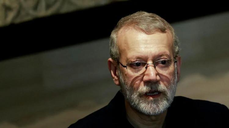 <p>Saldırılar &ouml;ncesinde, komşu &uuml;lkelere g&ouml;nderilerek ABD saldırılarına topraklarını a&ccedil;maları halinde misilleme yapılacağı uyarısında bulunmuştu. Ge&ccedil;en ay binlerce protestocunun &ouml;ld&uuml;ğ&uuml; sert m&uuml;dahaleleri de y&ouml;netmişti. Hamaney tarafından en zorlu diplomatik g&ouml;revler i&ccedil;in g&ouml;revlendirilen Laricani, bu yıl&nbsp;Vladimir Putin&nbsp;ile g&ouml;r&uuml;şmek &uuml;zere Rusya'ya g&ouml;nderilmiş, 2024'te ise Suriye lideri Beşar Esad'a İran'ın desteğini &ccedil;ektiğini iletmişti.</p>
