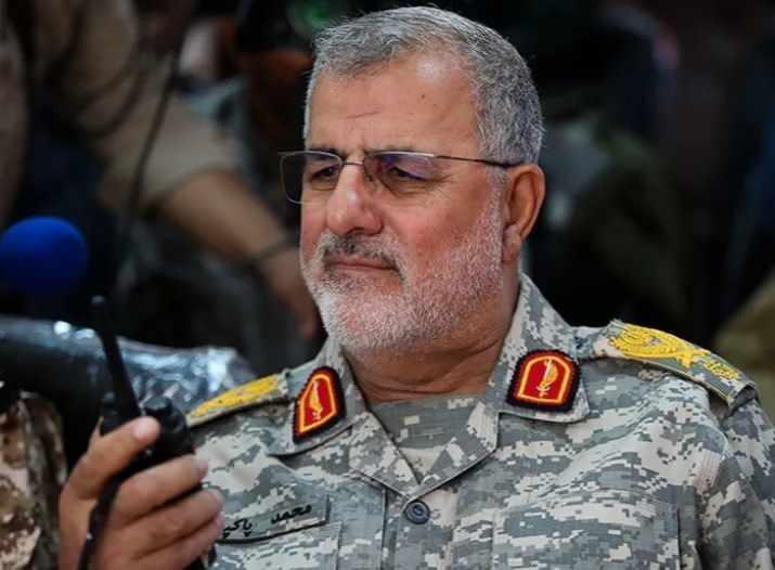 <p>General Muhammed Pakpur, selefi&nbsp;H&uuml;seyin Salami'nin Haziran 2025'teki saldırılarda &ouml;ld&uuml;r&uuml;lmesinin ardından bu g&ouml;reve atanmıştı.</p>

<p>Daha &ouml;nce Devrim Muhafızları kara kuvvetlerinin komutanıydı ve İran topraklarının savunulmasından sorumluydu. Aynı zamanda bu yılki protestoların bastırılmasında aktif rol oynayan g&uuml;&ccedil;leri y&ouml;netmişti.</p>
