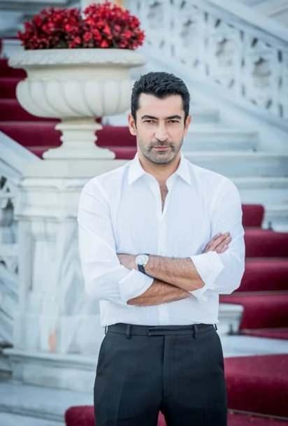 <p><strong>Şehit ailelerini unutmayan sevilen yıldızın, İstanbul'un en değerli b&ouml;lgelerinden biri olan Cihangir'deki iki dairesinin kira gelirini 2017 yılında &ouml;m&uuml;r boyu iki şehir ailesine bağışladı.</strong></p>
