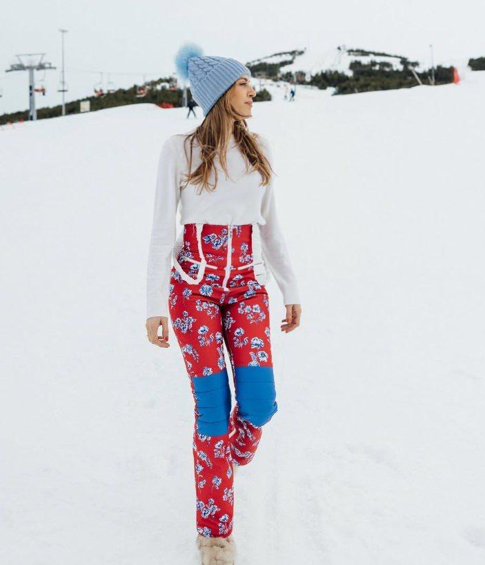 <p><strong>Kış tatilinin tadını &ccedil;ıkaran Kobal'ın bembeyaz manzaraya karşı verdiği pozlar, hayranlarından tam not aldı.</strong></p>
