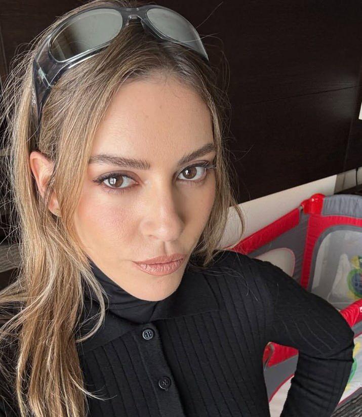 <p><strong>Uzun zamandır ekranlardan uzak kalan &uuml;nl&uuml; oyuncu Sinem Kobal, sosyal medya hesabından yaptığı paylaşımlarla sevenlerinden yoğun ilgi g&ouml;r&uuml;yor.</strong></p>
