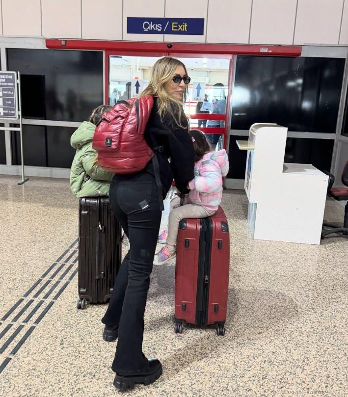 <p><strong>İki &ccedil;ocuk annesi sevilen oyuncu, Ramazan Bayramında kızlarıyla birlikte soluğu Erzurum'da aldı.</strong></p>
