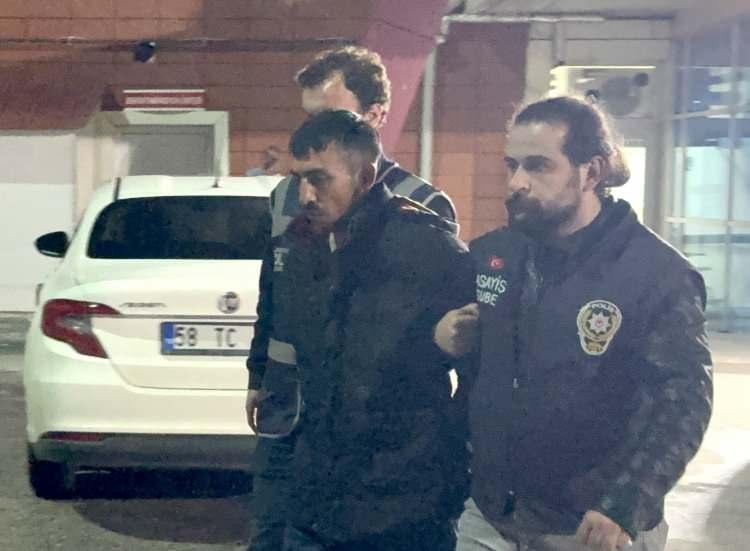 <p>Polis ekipleri, yaptığı araştırma ve kamera incelemeleri sonrası olayı ger&ccedil;ekleştiren kişinin Ankara'da yaşayan H&uuml;seyin S&ouml;nmez olduğunu belirledi.</p>

<p>&nbsp;</p>

<p>Eve kamufle olup girerek binada 5 saat kalıp cinayetleri işledikten sonra &ccedil;ıkan S&ouml;nmez'in Ankara'ya d&ouml;nd&uuml;ğ&uuml; saptandı.</p>

<p>&nbsp;</p>

<p>Ankara'da g&ouml;zaltına alınan H&uuml;seyin S&ouml;nmez, &ccedil;ocukların 5 yıl &ouml;nce kaybolan babası Uğur Şimşek'e verdiği 500 bin liralık borcu tahsil etmek i&ccedil;in Ayşeg&uuml;l Şimşek ile g&ouml;r&uuml;şmek &uuml;zere kente geldiğini iddia etti, <span style="color:#A52A2A"><strong><em>&ccedil;ocukları kendisinin &ouml;ld&uuml;rmediğini ileri s&uuml;rd&uuml;.</em></strong></span></p>

<p>&nbsp;</p>

<p>S&ouml;nmez, &ccedil;ıkarıldığı mahkemece tutuklandı. &Ouml;ld&uuml;r&uuml;len kardeşlerin babaları Uğur Şimşek'in 5 yıldır kayıp olduğu ve en son Ankara'da g&ouml;r&uuml;şt&uuml;ğ&uuml; kişinin H&uuml;seyin S&ouml;nmez olduğu belirlendi.</p>
