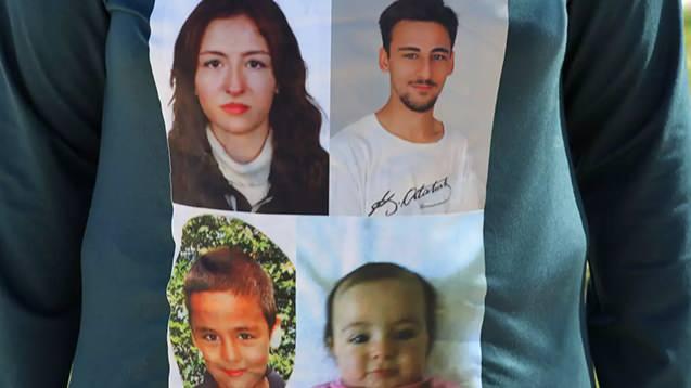 <p><span style="color:#A52A2A"><strong>"ASILMASINI İSTİYORUM"</strong></span></p>

<p>&nbsp;</p>

<p>Duruşmada s&ouml;z alan &ccedil;ocukların annesi Ayşeg&uuml;l Şimşek, "<strong><em>Ben bir anneyim,<span style="color:#A52A2A"> asılmasını istiyorum.</span> Halen su&ccedil;unu inkar ediyor. Hangi insan bunu yapar. Orada utanmadan oturuyor. 2 &ccedil;ocuğu &ouml;ld&uuml;rmek i&ccedil;in ne istiyordu. Paraysa isteseydi, evse aldı zaten. En ağır şekilde cezalandırılmasını istiyorum."</em></strong> diye konuştu.</p>
