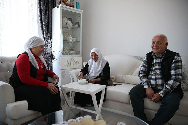 <p><strong><span style="color:#FF0000">AZMİ VE &Ccedil;ALIŞKANLIĞINDAN BİR AN OLSUN VAZGE&Ccedil;MEMİŞ!</span><br />
&nbsp;<br />
Hen&uuml;z 3 yaşındayken babasını kaybeden ve zorlu bir hayat m&uuml;cadelesi veren Şemsi Nine, &ccedil;ocukluğundan itibaren annesiyle birlikte tarlalarda &ccedil;alışmış, dağlardan odun toplamış ve temiz havasıyla bilinen yaylalarda hayvancılıkla uğraşmış. &Ouml;mr&uuml; boyunca &ccedil;ok &ccedil;alışan ve azmiyle &ouml;rnek olan 110 yaşındaki asırlık &ccedil;ınar, 2017 yılında k&ouml;y hayatından ayrılarak şehir merkezindeki oğlunun yanına yerleşmiş.</strong></p>
