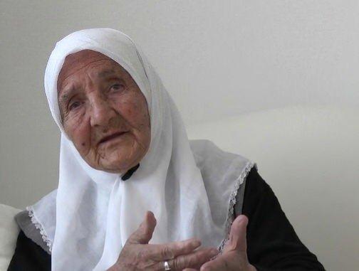 <p><strong><span style="color:#FF0000">"BOL BOL YOĞURT YİYECEKSİNİZ!"</span><br />
&nbsp;<br />
Sofrasından asla eksik olmayan yoğurt ve tereyağının faydalarına dikkat &ccedil;eken asırlık &ccedil;ınar, gen&ccedil;lere şu tavsiyelerde bulunuyor:<br />
&nbsp;<br />
"Biz s&uuml;t&uuml; pişirip yoğurdumuzu kendimiz &ccedil;alardık. Şimdi d&uuml;kkandan hazır alıyorlar, tadı bile yok.&nbsp;</strong></p>
