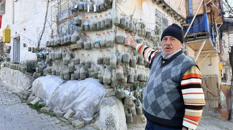 <p>Toprak doldurduğu bidonları duvara asarak yeşil soğan yetiştiren Demirkan, hem kendi ihtiyacını karşılıyor hem de komşularına &uuml;cretsiz dağıtım yapıyor.&nbsp;</p>
