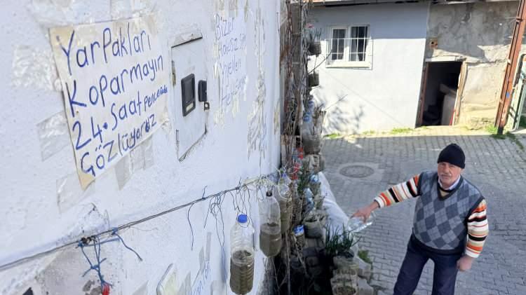 <p><span style="color:#A52A2A"><strong>"BAZEN &Ccedil;OCUKLAR YOLUP KA&Ccedil;IYOR"</strong></span></p>

<p>&nbsp;</p>

<p><em><strong>Bazen &ccedil;ocuklar yolup ka&ccedil;ıyor. Biz de o y&uuml;zden yazı yazarak duvara astım.&nbsp;</strong></em></p>
