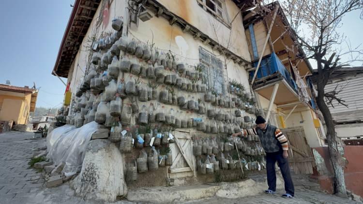 <p><strong><em>Belki yazıyı okuyup korkarlar diye. Ben de ayağımdan rahatsız olduğum i&ccedil;in gece saatlere kadar g&ouml;zetliyorum.&nbsp;</em></strong></p>
