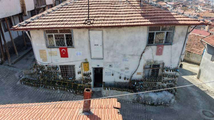 <p><span style="color:#A52A2A"><strong>"BAH&Ccedil;EM OLMADIĞI İ&Ccedil;İN BİDONA TOPRAK KOYARAK SOĞAN EKTİM"</strong></span></p>

<p>&nbsp;</p>

<p><strong><em>Gece de eve girip pencereden bakıyorum. Bah&ccedil;em olmadığı i&ccedil;in bende bidona toprak koyarak soğan ektim ve evimin duvarına astım."&nbsp;</em></strong></p>

<p>&nbsp;</p>

<p><span style="color:#A52A2A"><strong><em>KAYNAK: İHA</em></strong></span></p>
