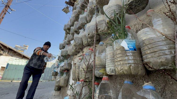 <p><strong><em>Bah&ccedil;emiz olmadığı i&ccedil;in su bidonlarına soğan ekerek yetiştiriyoruz.</em></strong></p>
