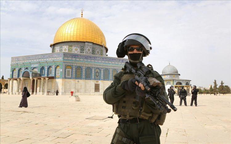 <p><strong>MESCİD- AKSA'DA YASAK</strong></p>

<p>İsrail'in, İran'a y&ouml;nelik saldırılarının ardından kısıtlamaları bahane ederek kapattığı Mescid-i Aksa i&ccedil;nde bayram namazı kılınamadı.</p>
