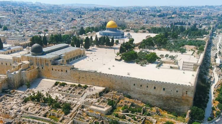 <p>​İsrail'in İran savaşı sırasında getirdiği toplanma yasağı dolayısıyla Mescid-i Aksa'da bayram namazının kılınamayacak olması Filistinlilerin tepkisini &ccedil;ekti.</p>
