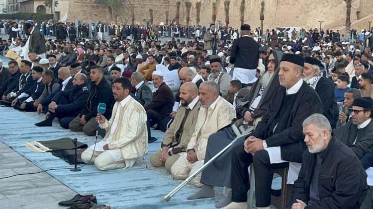 <p>Libya&rsquo;nın başkenti Trablus&rsquo;taki Şehitler Meydanı&rsquo;nda binlerce kişi Ramazan Bayramı namazını eda etti.&nbsp;</p>

<p>&nbsp;</p>
