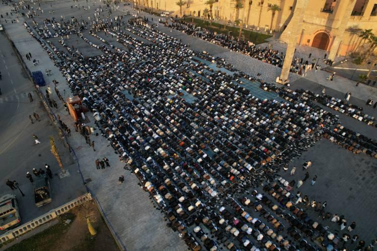 <p>Sabahın erken saatlerinde meydana gelen Libyalılar, geleneksel kıyafetleriyle aileleri ve &ccedil;ocuklarıyla birlikte saf tuttu.</p>
