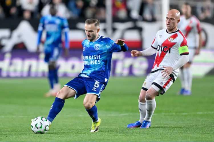 <p>Bu turu ge&ccedil;emeyerek yoluna Konferans Ligi'nde devam eden kırmızı-beyazlı ekip; "ayak bastı parası" olarak 3,17 milyon avro, ligdeki performansıyla 1,33 milyon avro, ligdeki derecesiyle 830 bin avro, son 16 turu play-off turuna kalmasıyla 200 bin avro ve son 16 turu oynamasıyla 800 bin avro kazandı.</p>
