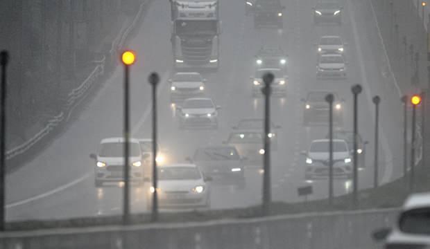 <p>Bu sistem, ge&ccedil;miş yıllara ait kaza verilerinden yola &ccedil;ıkarak &ldquo;karanlık noktalar&rdquo; olarak tanımlanan y&uuml;ksek kaza yoğunluklu kesimleri haritalayıp s&uuml;r&uuml;c&uuml;lerin ve yetkililerin erişimine a&ccedil;ıyor.</p>

<p>&nbsp;</p>
