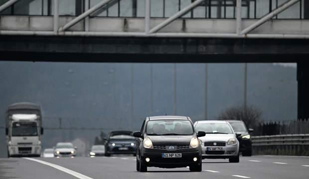 <p><span style="color:#B22222"><strong>KARA NOKTA NEDİR?</strong></span></p>

<p>&nbsp;</p>

<p>KGM tanımına g&ouml;re, trafik kazalarının belli bir t&uuml;rde yoğunlaşarak sık&ccedil;a tekrarlandığı yol kesimleri &ldquo;kaza kara noktası&rdquo; olarak adlandırılıyor.</p>

<p>Bunlar rastgele her kaza değil, sistematik olarak sık kaza g&ouml;r&uuml;len kritik noktalar.</p>
