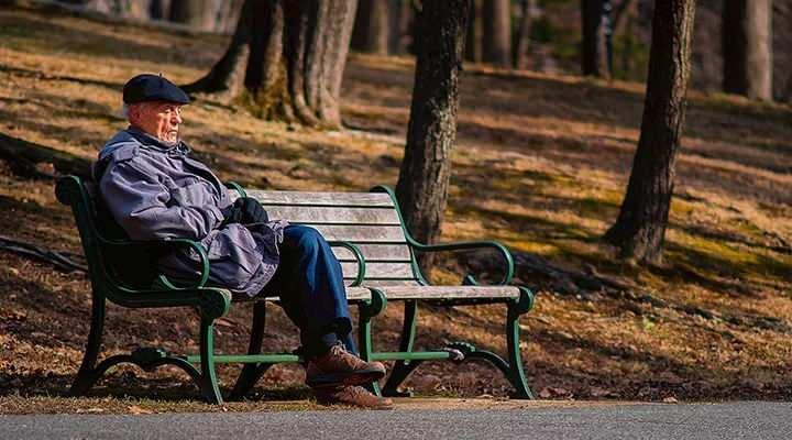 <p>Eryurt, &ouml;te yandan, esnek ve yarı zamanlı &ccedil;alışma modelleriyle yaşlı bireylerin deneyimlerini aktarmalarının teşvik edilmesi gerektiğini dile getirerek, yaşlılık ve bilgelik kavramlarının tekrar birlikte telaffuz edilmesi ile g&ouml;n&uuml;ll&uuml;l&uuml;k ve ment&ouml;rl&uuml;k projeleriyle yaşlıların gen&ccedil; kuşaklara bilgi aktarımının desteklenmesi gerektiğini s&ouml;zlerine ekledi.</p>
