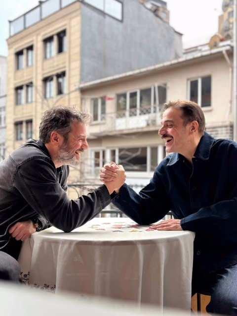 <p><span style="color:#B22222"><strong>"SADECE KENDİNE G&Uuml;VENME, YENİLİRSİN"</strong></span></p>

<p><strong>&Ouml;zkan, hastalık s&uuml;recinde yaşadığı duyguları şu s&ouml;zlerle dile getirdi:</strong></p>

<p><span style="color:#B22222"><strong>"Hayat beni uyardı: Ailen ve sevdiklerin olmadan eksiksin. İnadı bırak, sadece kendine g&uuml;venme; hayat senin taktiğinle yaşanan bir ma&ccedil; değil, &ouml;n&uuml;nde sonunda yenilirsin."</strong></span></p>
