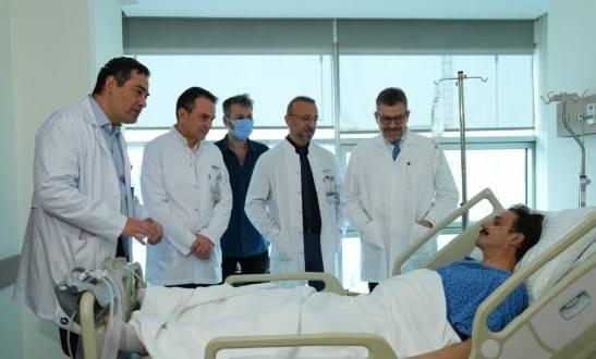 <p><span style="color:#B22222"><strong>DUALARA TUTUNDU</strong></span></p>

<p><strong>Sevenlerinin dualarıyla şifa bulduğunu belirten &uuml;nl&uuml; oyuncu artık hayata daha ş&uuml;k&uuml;r dolu baktığını şu s&ouml;zlerle itiraf etti:</strong></p>

<p><span style="color:#B22222"><strong>"Amasız, fakatsız, koşulsuz inanmak lazım... Duanın g&uuml;c&uuml;ne tutunmak, kendini Allah'a ve sevdiklerine bırakmak ne kıymetliymiş. Ben bunu 50 g&uuml;nl&uuml;k hastane s&uuml;recimde iliklerime kadar hissettim."</strong></span></p>
