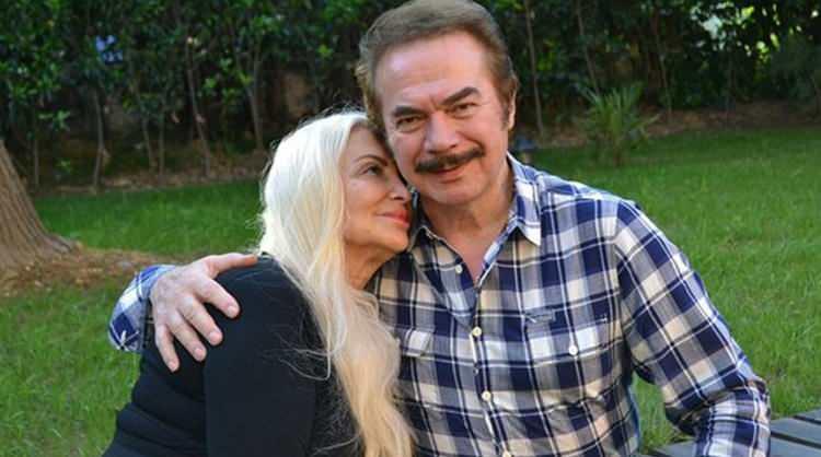 <p><strong>&Uuml;nl&uuml; sanat&ccedil;ının taburcu olduğuna dair &ccedil;ıkan haberleri eşi Sevim Emre, sosyal medya hesabından paylaşarak bir kez daha doğruladı.</strong></p>
