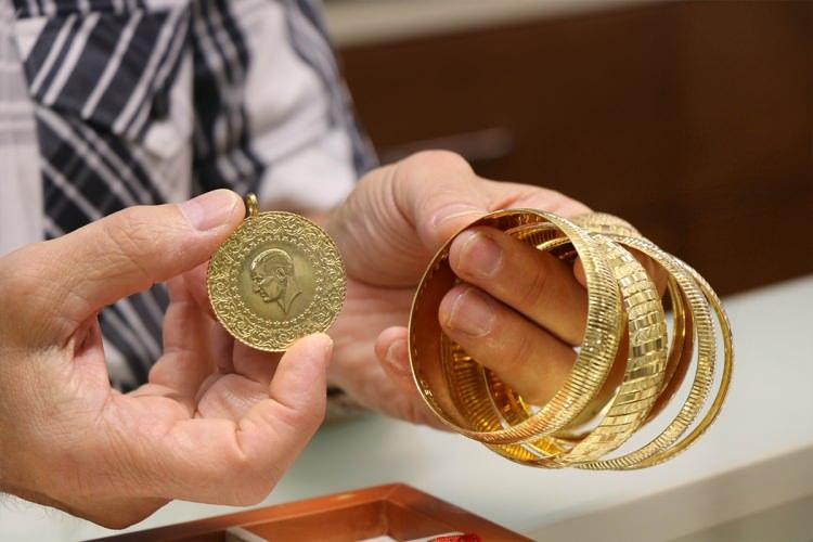 <p><strong><em>Yargıtay'ın &ouml;zellikle bu tip olaylarda genel eğilimi şu şekildedir, d&uuml;ğ&uuml;nde takılan para ve altınlar karşılıksız kazandırma niteliğindedir. Yani bir bağışlama, hibe niteliğindedir. </em></strong></p>

<p>&nbsp;</p>

<p><strong><em>Ancak buna karşı olarak bazı yerel mahkeme kararlarında da takılan altınlarda bir karşılık beklentisi olduğu, mutlak karşılıksız olmadığı, iade edilmesinin beklendiği yani ortaya bir &ouml;rt&uuml;l&uuml; bor&ccedil; ilişkisinin doğabileceğini demektedir. </em></strong></p>

<p>&nbsp;</p>

<p><strong><em>Sonu&ccedil; olarak Yargıtay kararlarında bir i&ccedil;tihat birleşmesi yoktur."</em></strong></p>
