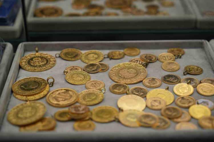 <p><strong><em>Vatandaşların bu konuda kendilerini garantiye alması i&ccedil;in de d&uuml;ğ&uuml;n g&uuml;n&uuml; kuyumcudan altın alınması &ouml;zellikle d&uuml;ğ&uuml;nlerde kameraların &ouml;n&uuml;nde altın takılması veya orada bulunan tanıklar ilerleyen aşamalarda mahkemeye intikal ettiklerinde bir ispat, delil niteliği taşıyabilir. Bu konulara dikkat edilmesi gerekiyor."&nbsp;</em></strong></p>

<p>&nbsp;</p>

<p><strong><em>KAYNAK: İHA&nbsp;</em></strong></p>
