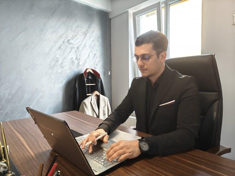 <p><span style="color:#A52A2A"><strong>7 G&Uuml;N İ&Ccedil;ERİSİNDE İTİRAZ EDİLMELİ&nbsp;</strong></span></p>

<p>&nbsp;</p>

<p><strong><em>Tebligatı alan akraba yasal s&uuml;re i&ccedil;erisinde yani <span style="color:#A52A2A">7 g&uuml;n i&ccedil;erisinde itiraz etmediği i&ccedil;in bor&ccedil; da kesinleşti.</span></em></strong></p>

<p>&nbsp;</p>

<p><strong><em>Yine edindiğimiz</em></strong><strong><em>bilgiye g&ouml;re de başvuru yapan kişiye tahsil edilerek bu bor&ccedil; &ouml;dendi.</em></strong></p>

<p>&nbsp;</p>

<p><strong><em>Bu olayda bir yargı kararı olmamasına rağmen ge&ccedil;mişte buna benzer olaylar yargı kararlarına konu oldu.&nbsp;</em></strong></p>
