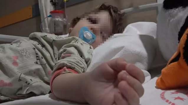 <p><span style="color:#A52A2A"><strong>14 AYLIK BEBEĞİN KAFATASI &Ccedil;ATLADI&nbsp;</strong></span></p>

<p>&nbsp;</p>

<p>Son olarak 20 Şubat 2026 tarihinde yaşanan olayda Muhammed Baca, kucağında 14 aylık kızı İkra Baca varken Şener E.'nin &ccedil;ocuk scooterı ile saldırısına uğradı.&nbsp;&nbsp;</p>

<p>&nbsp;</p>

<p>Saldırıda babanın burnu kırılırken, kucağındaki 14 aylık &ccedil;ocuğu İkra'nın ise kafatası &ccedil;atladı.&nbsp;</p>
