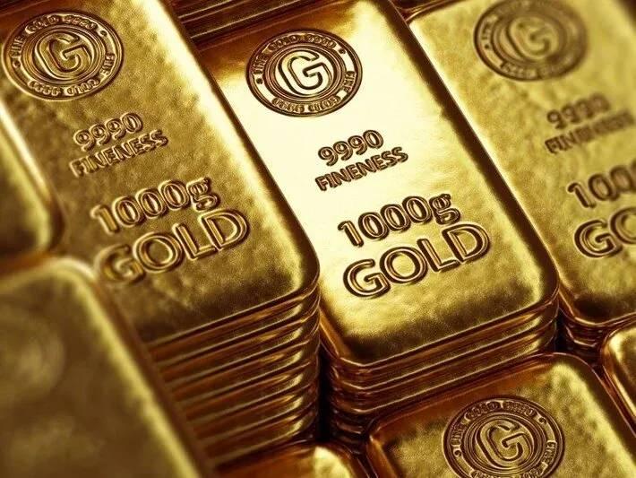 <p>Altın mart ayındaki zirvesinin y&uuml;zde 25 altında. Bu gerileme enerji maliyetleri endişesi ve merkez bankalarının faiz indirimlerinden uzaklaşacağı beklentileri ile k&ouml;r&uuml;klendi. Federal Rezerv Başkanı Michael Barr, enflasyonla m&uuml;cadele etmek i&ccedil;in merkez bankasının faiz oranlarını bir s&uuml;re y&uuml;ksek tutması gerekebileceğini s&ouml;yledi</p>

<p>&nbsp;</p>
