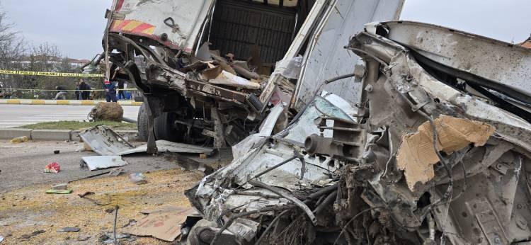 <p>Kazaya 1 tır, 1 kamyon, 1 &ouml;ğrenci servisi, 1 minib&uuml;s, 1 karayolları aracı ve 2 &ouml;zel otomobil olmak &uuml;zere toplam 7 ara&ccedil; karıştı.</p>

<p>&nbsp;</p>
