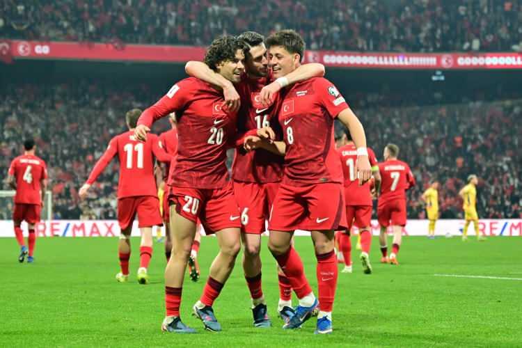 <p>Milli Takımımıza galibiyeti getiren gol&uuml; 53. dakikada Ferdi Kadıoğlu kaydetti. Ferdi'nin gol&uuml;n&uuml;n asistini de Arda G&uuml;ler yaptı.</p>
