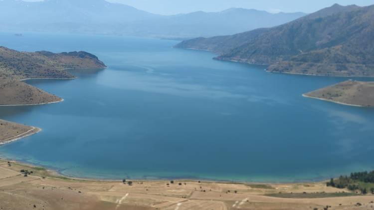 <p>Sadece üreme dönemlerinde tatlı sulara göç ederek yumurtalarını bırakan inci kefalinin neslinin sürekliliği için her yıl 15 Nisan-15 Temmuz tarihleri arasında av yasağı uygulanıyor. Ekonomik değeri yüksek olan bu balık, bölge halkı için önemli bir geçim kaynağı. Şu anda yaklaşık 20 bin kişi, inci kefali sayesinde geçimini sağlıyor.</p>