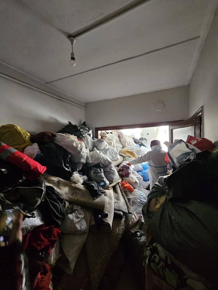 <p>Kayıhan Mahallesi&rsquo;nde uzun s&uuml;redir &ccedil;evre ve halk sağlığını tehdit eden &ccedil;&ouml;p ev, mahkeme kararı doğrultusunda ger&ccedil;ekleştirilen kapsamlı bir operasyonla temizlendi. Mahalle sakinlerinden gelen yoğun şikayetler &uuml;zerine harekete ge&ccedil;en Osmangazi Belediyesi ekipleri, ilgili kurumlarla koordinasyon sağlayarak yasal s&uuml;reci başlattı.</p>
