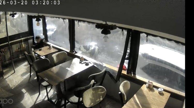 <p><span style="color:rgb(33, 37, 41)">Olay, 20 Mart Cuma g&uuml;n&uuml; saat 03.15 sıralarında Rumeli Hisarı Mahallesi&rsquo;nde meydana geldi. Edinilen bilgiye g&ouml;re Esra Poyraz T., akşam saatlerinde iş yerinden ayrılarak evine gitti.</span></p>
