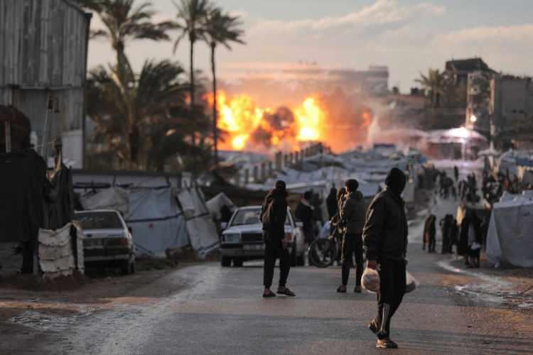 <p>New York Times'ın verileri, savaş d&ouml;nemlerindeki g&uuml;&ccedil;l&uuml; toplumsal mutabakatın yerini giderek daha b&ouml;l&uuml;nm&uuml;ş bir kamuoyuna bıraktığını ortaya koyuyor.</p>
