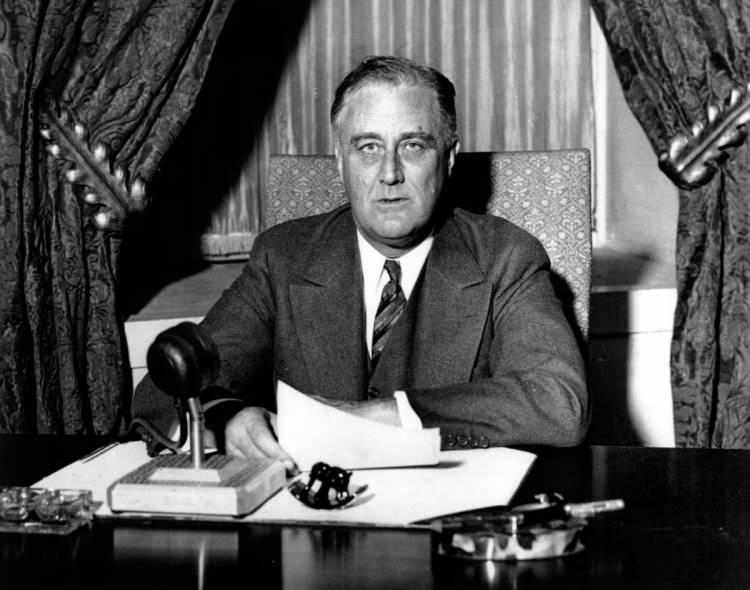 <p><span style="color:#B22222"><strong>FRANKLİN D. ROOSEVELT</strong></span></p>
