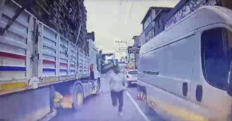 <p><span style="color:#A52A2A"><strong>BI&Ccedil;AKLA OTOMOBİLE ZARAR VERDİ</strong></span></p>

<p>&nbsp;</p>

<p>Tırdan inen s&uuml;r&uuml;c&uuml;n&uuml;n oğlu Mehmetcan Z., bı&ccedil;akla otomobile zarar verdi.</p>

<p>&nbsp;</p>

<p>Olay anı ise otomobilin ara&ccedil; i&ccedil;i kamerasına anbean yansıdı.</p>
